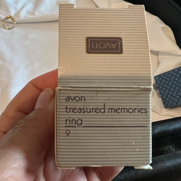 Avon Vintage Treasured Memories Ring - Picture 5 of 7